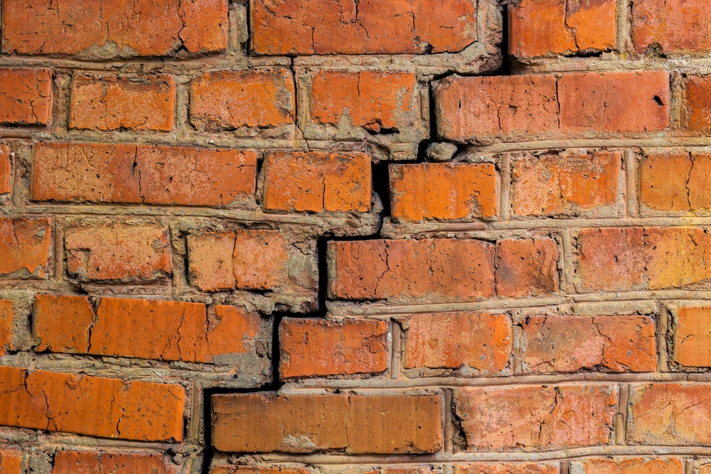 Muur met funderingsscheur.