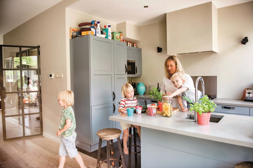 moeder met kinderen in keuken