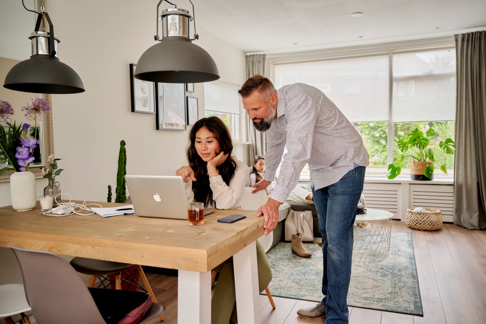 man en vrouw achter laptop