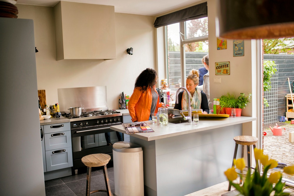gezin in keuken