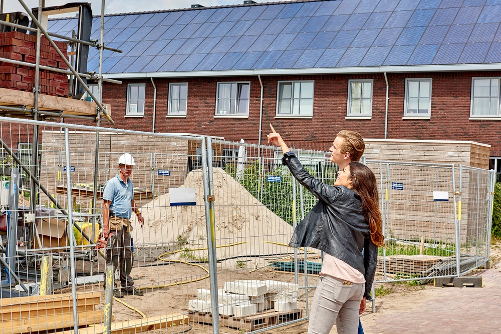 stel bij bouwplaats van wijk in aanbouw