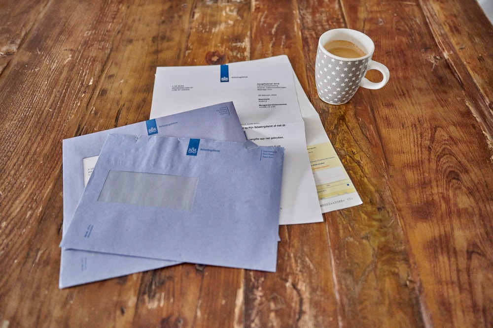 Belasting enveloppen op tafel