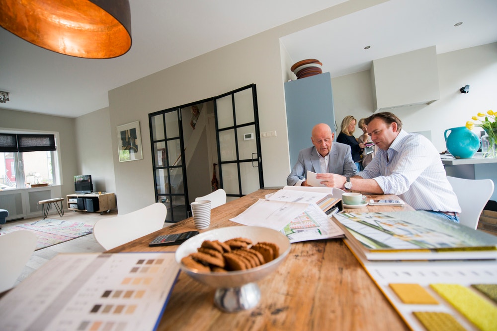man in bespreking met projectontwikkelaar