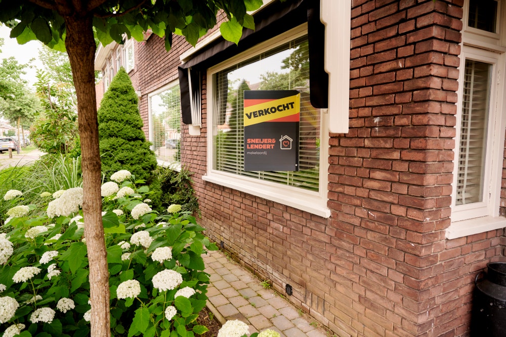 bord met verkocht hangt aan raam