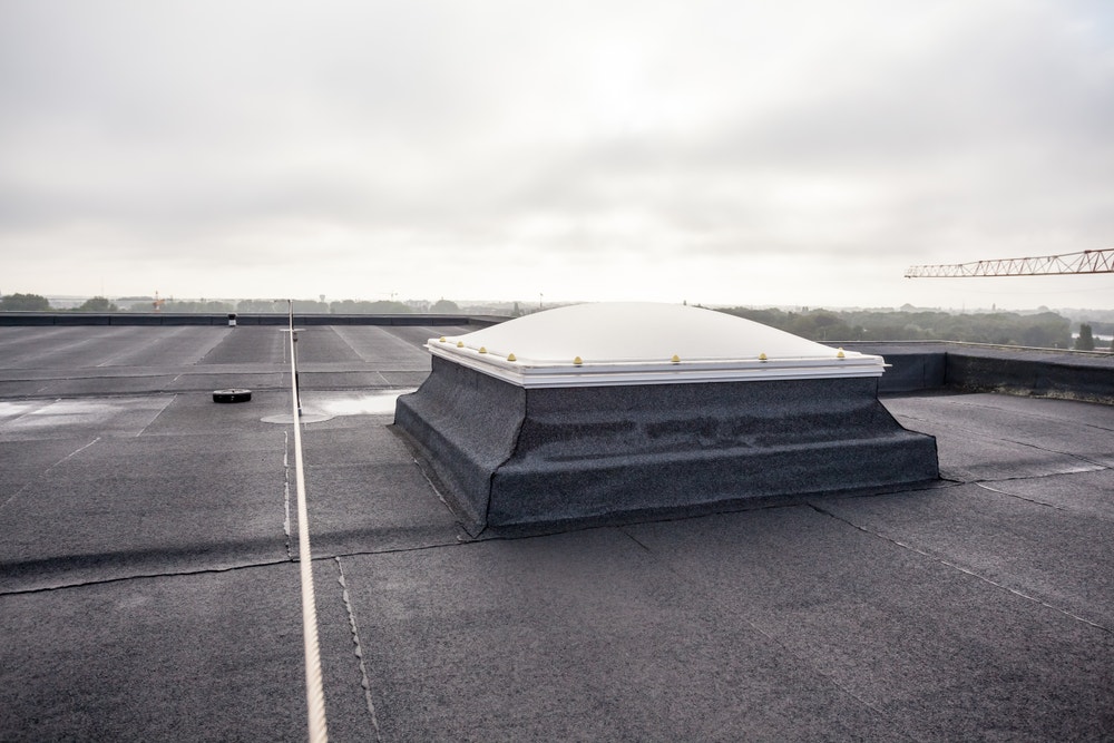 Bolle kunststof lichtkoepel op een plat dak