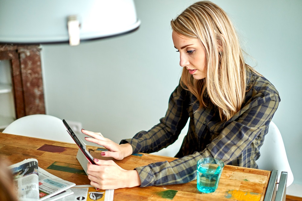 vrouw aan tafel met tablet