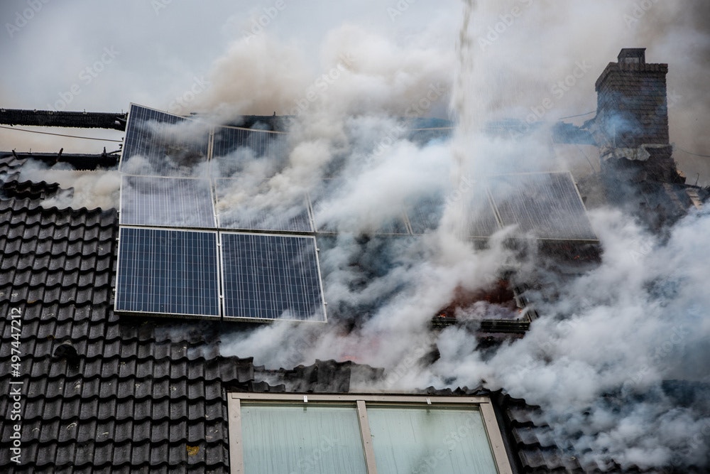 Zonnepanelen die in brand staan.