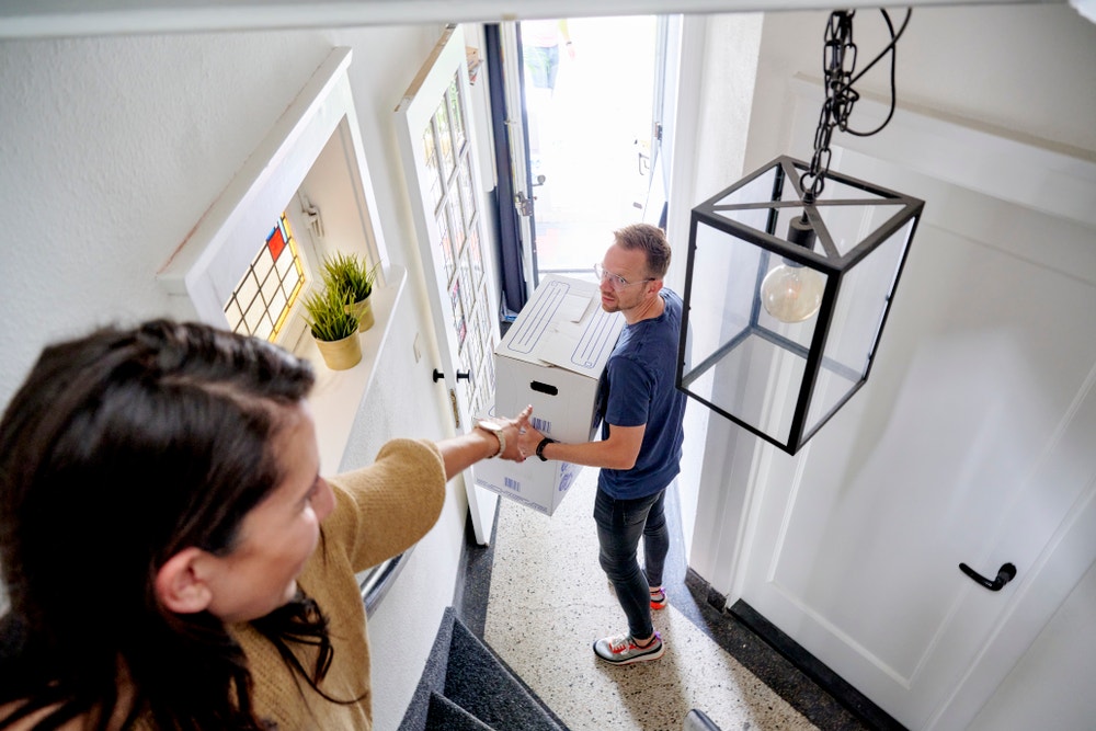 man en vrouw verhuizen