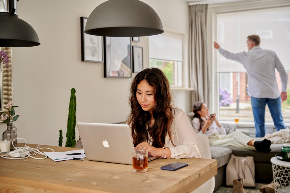 vrouw zit achter laptop