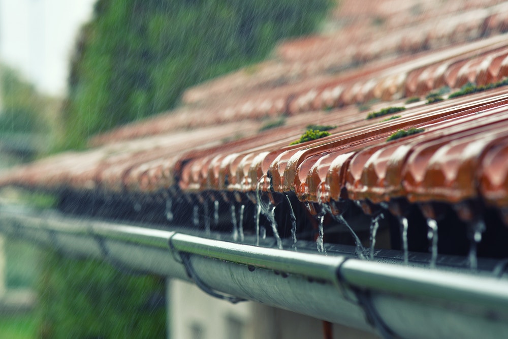 Dakgoot in een regenbui.