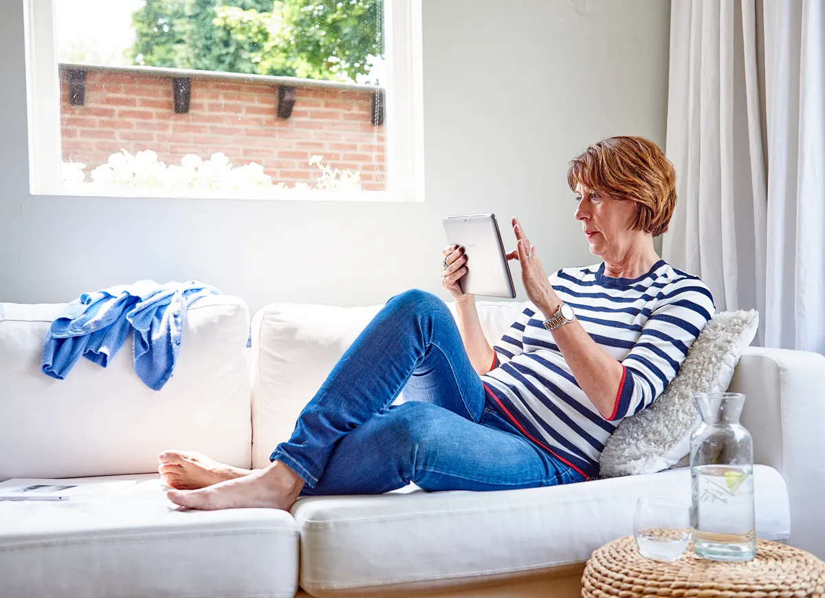 vrouw met tablet op bank