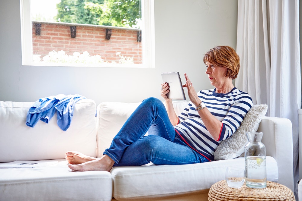 vrouw met tablet op bank