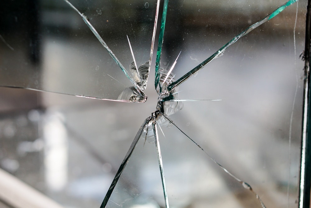 Gebroken ruit en glas