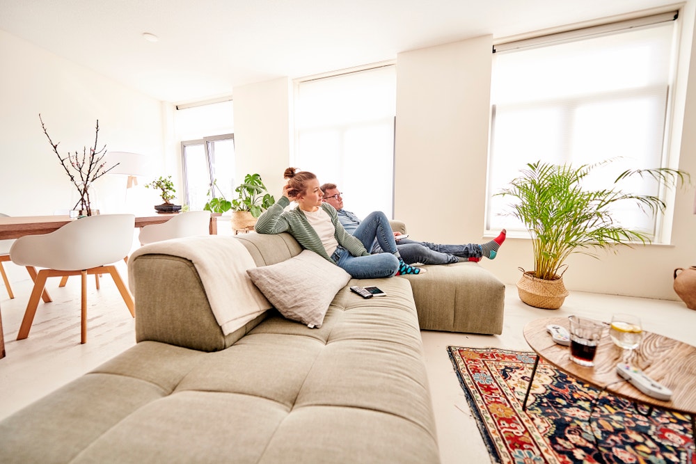 man en vrouw op bank