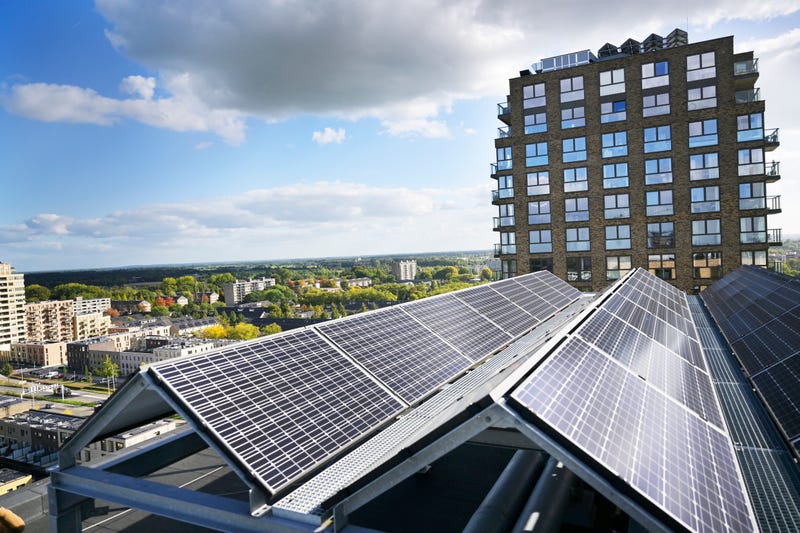 zonnepanelen op dak appartementencomplex