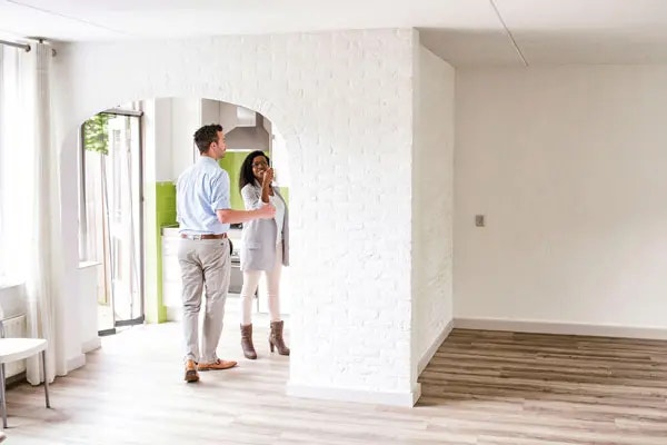 stel loopt door leeg huis