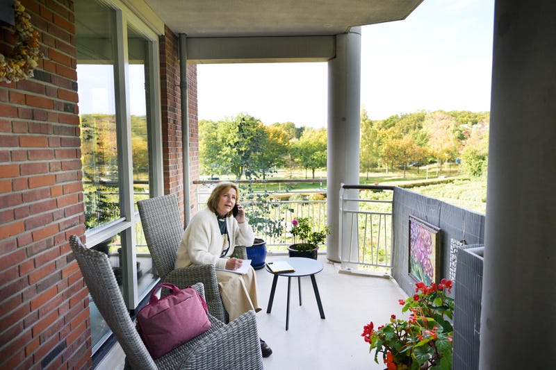vrouw lees krant op balkon