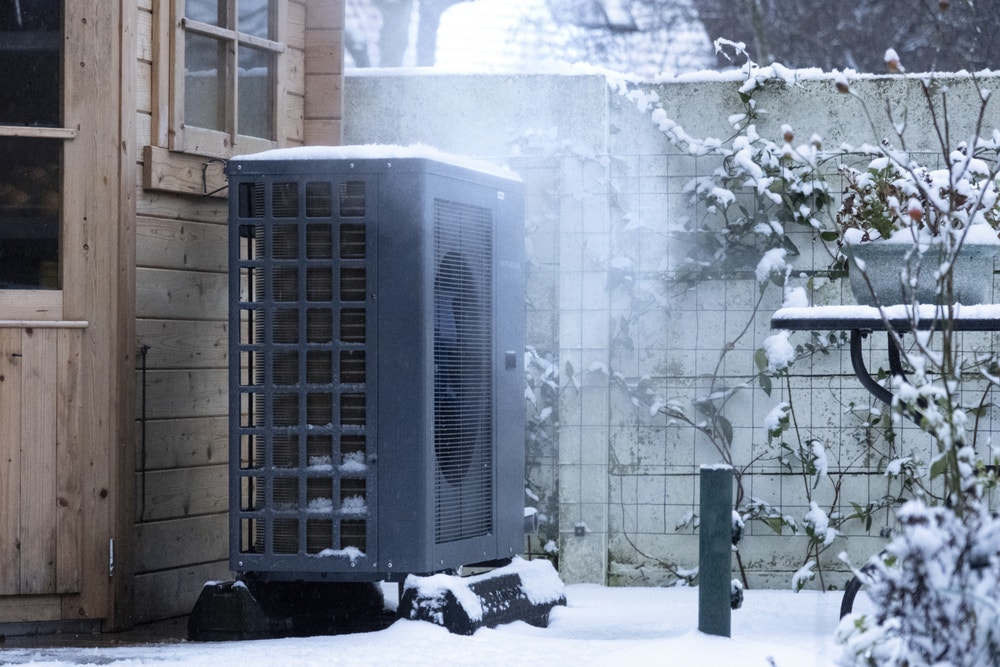 Warmtepomp in de sneeuw