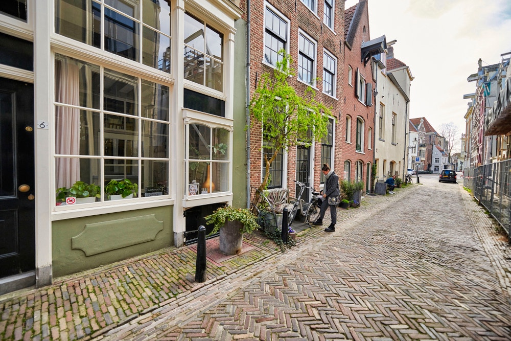 vrouw met fiets in oude straat