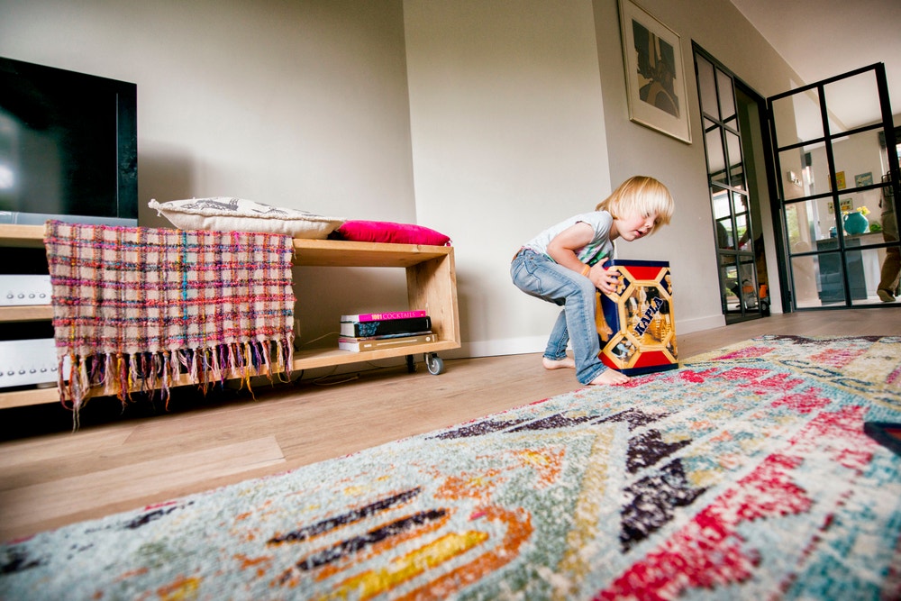 kind speelt in woonkamer