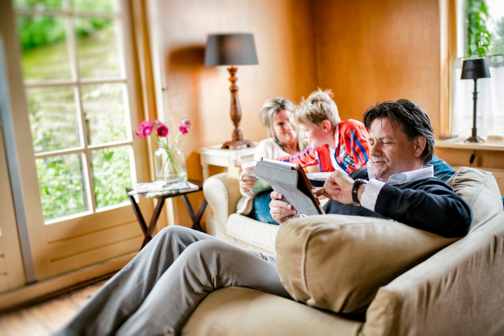 Gezin in de woonkamer.