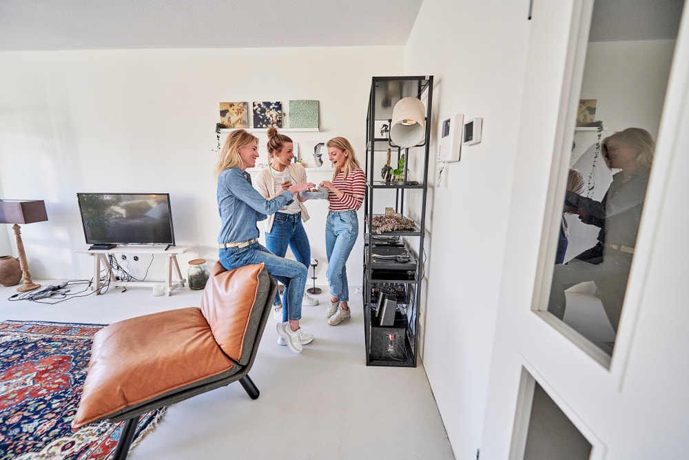 vrouwen in woonkamer