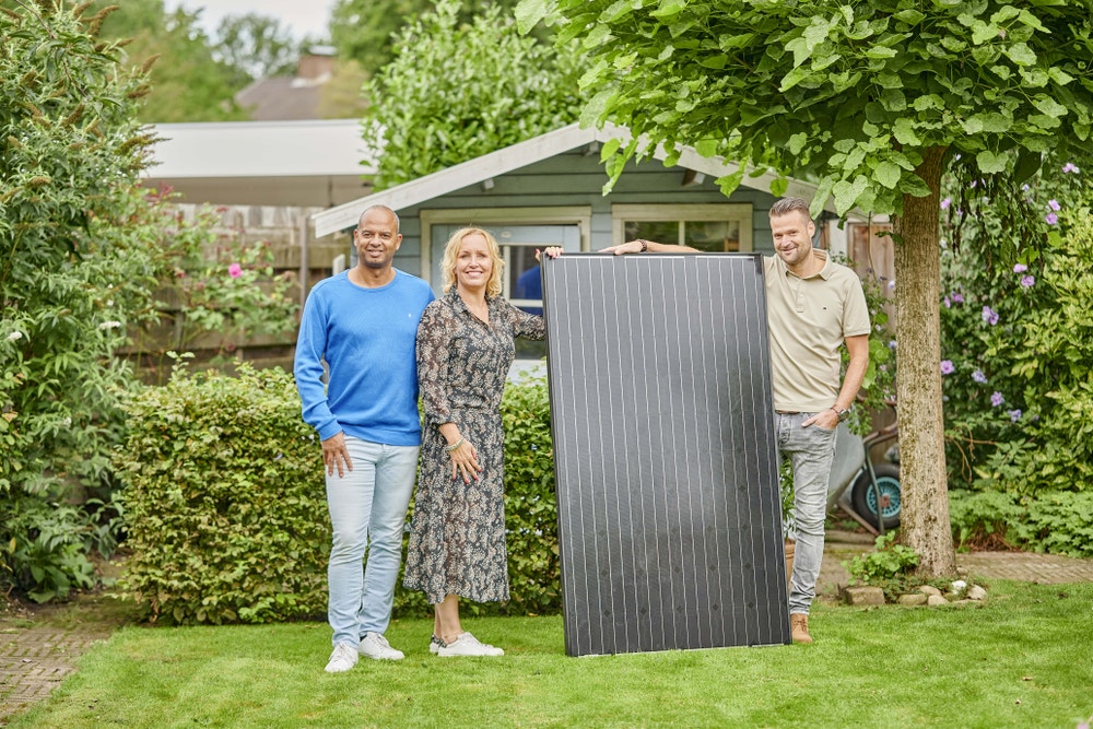 man en vrouw met zonnepaneel en verkoper