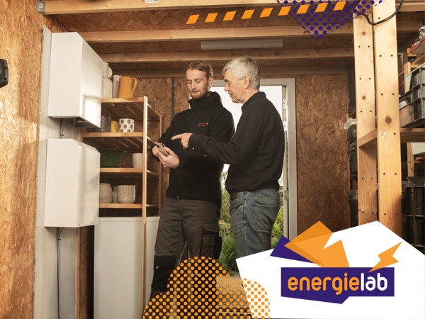 Installateur en deelnemer Energielab bekijken samen thuisbatterij