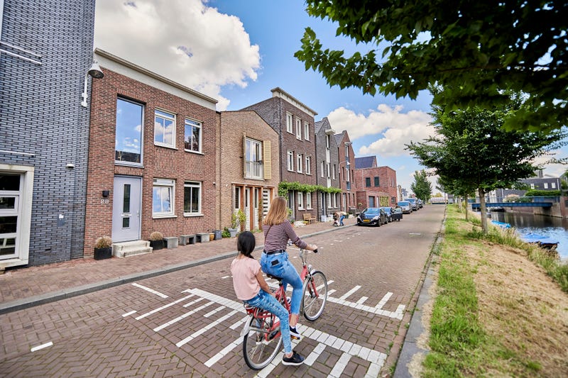 kinderen op fiets door woonwijk