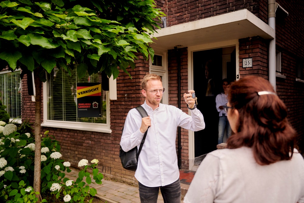 Man met huissleutels