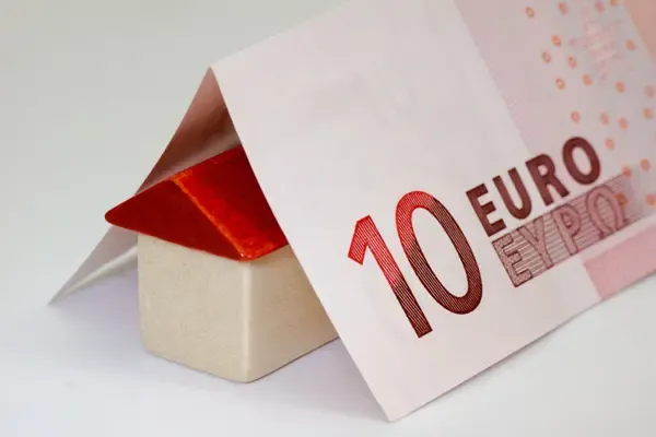 10 euro biljet over houten huisje gevouwen
