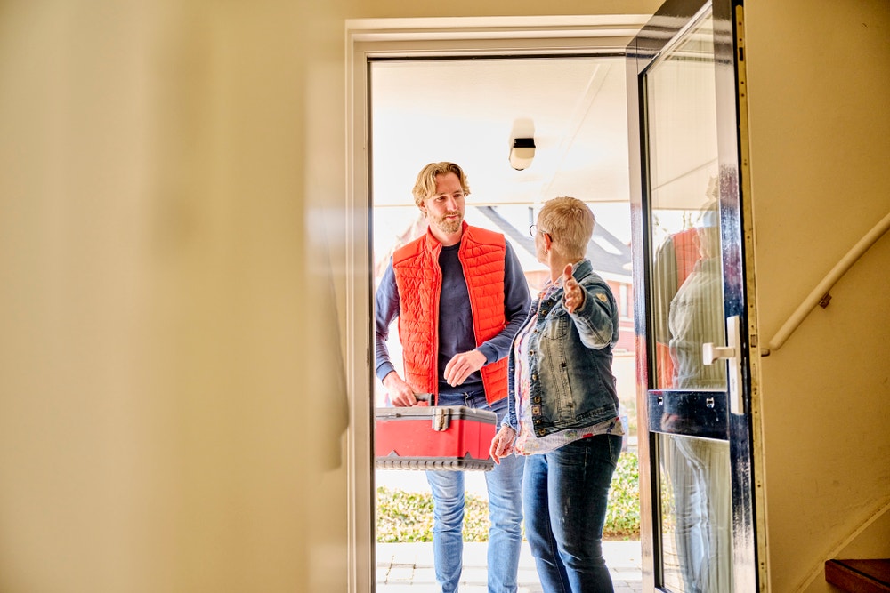 vrouw doet open voor klusjesman