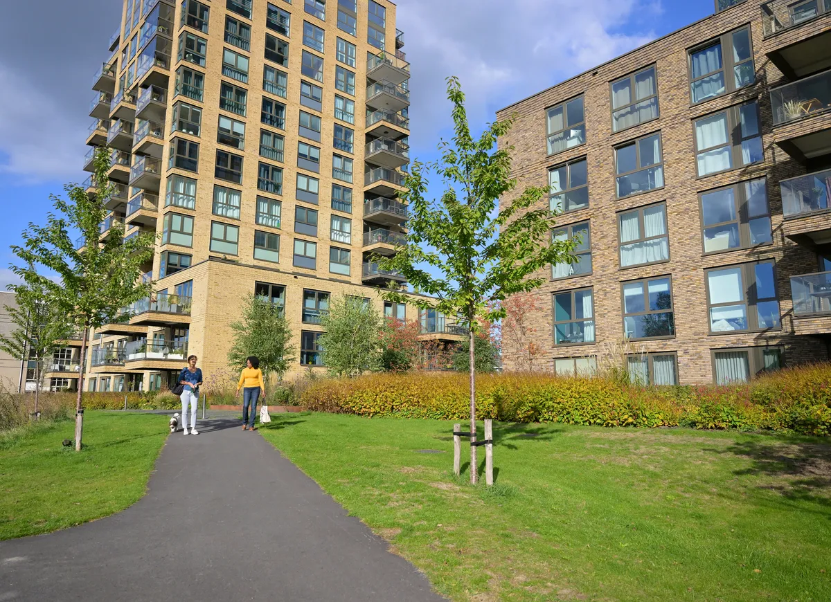 mannen praten in park bij appartementencomplex