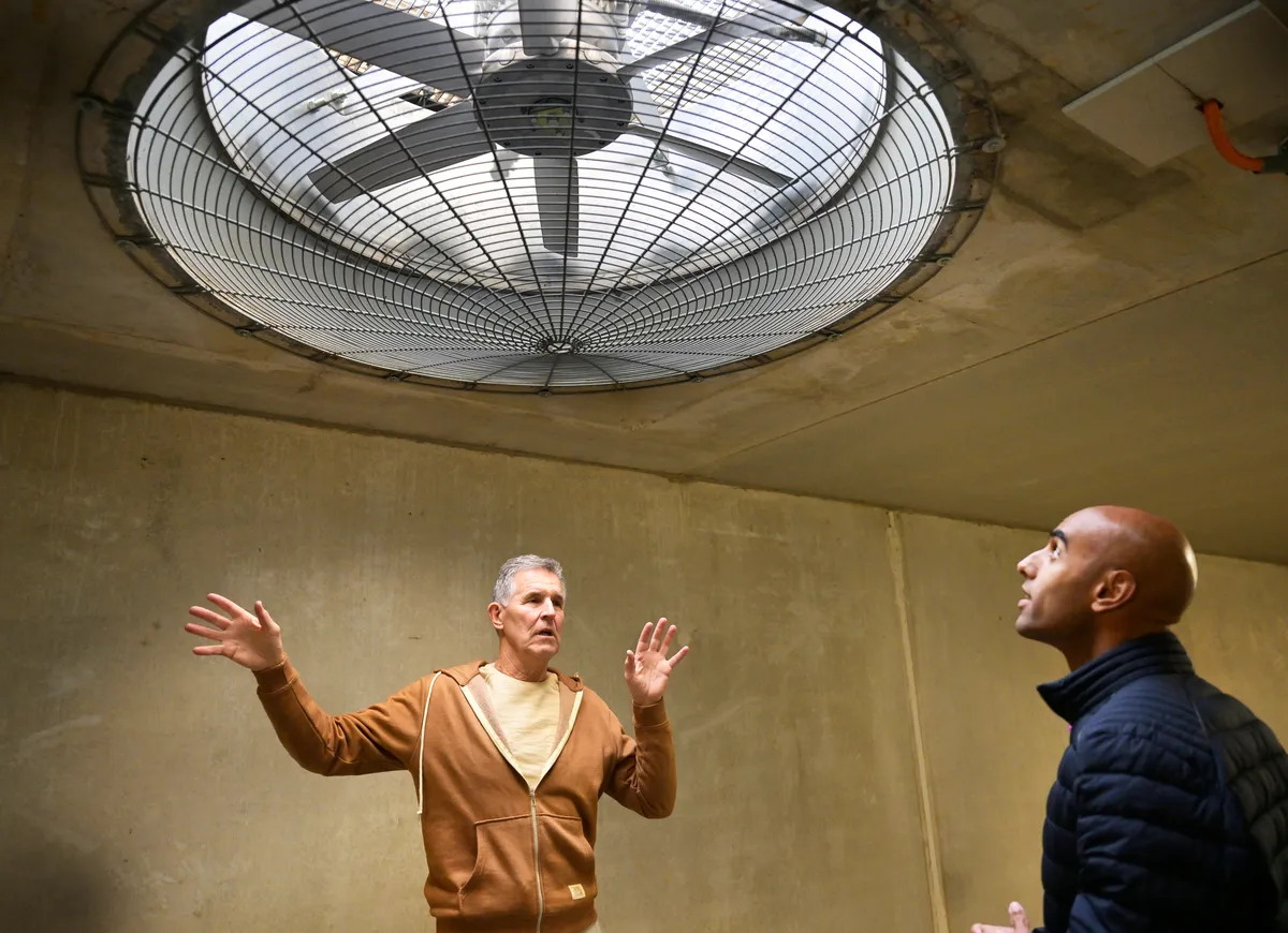 twee mannen onder ventilator