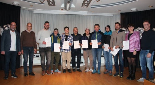 Verleihung der Zertifikate an die Skiservicetechniker Verleihung der Zertifikate an die Skiservicetechniker