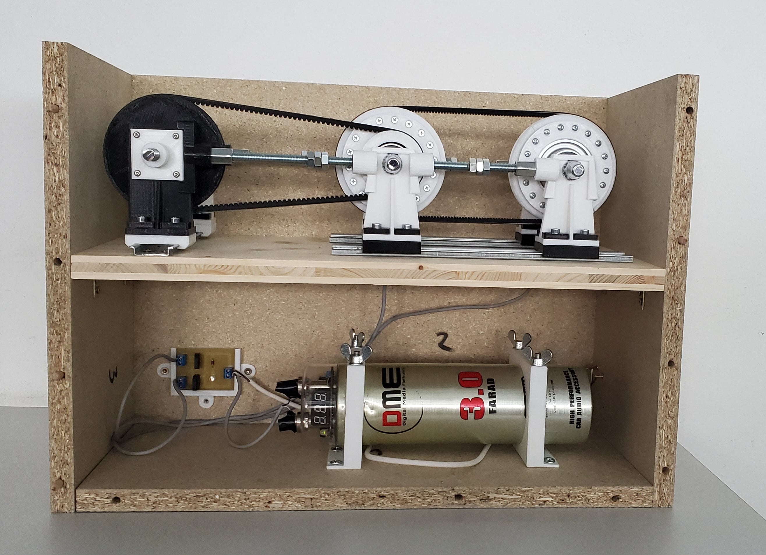 Oben: Dynamos, Spezial-Teile aus 3D-Druck zum Übersetzen der Umdrehungen und Zahnriemen die mit Stabschrauben und Muttern gespannt werden.
Unten: Kondensator über Platine mit den Dynamos verbunden, um erzeugten Strom zu speichern