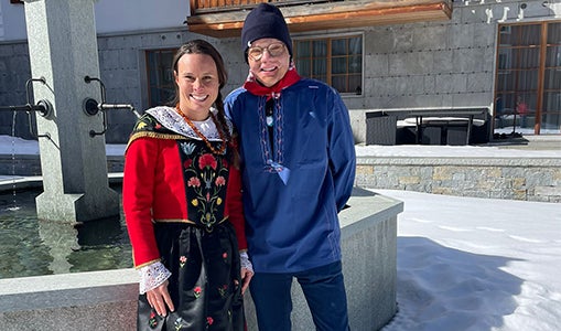 Mann und Frau im Winter vor Brunnen