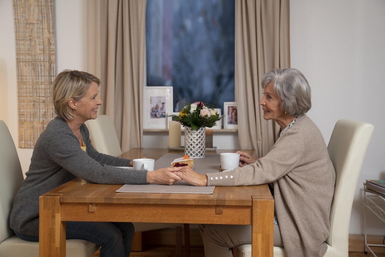 Deux femmes parlent d’incontinence à une table