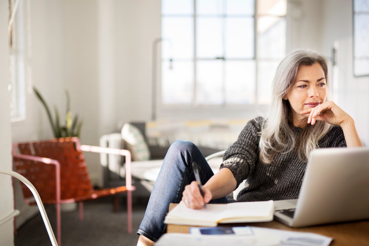 Une femme s'informe
