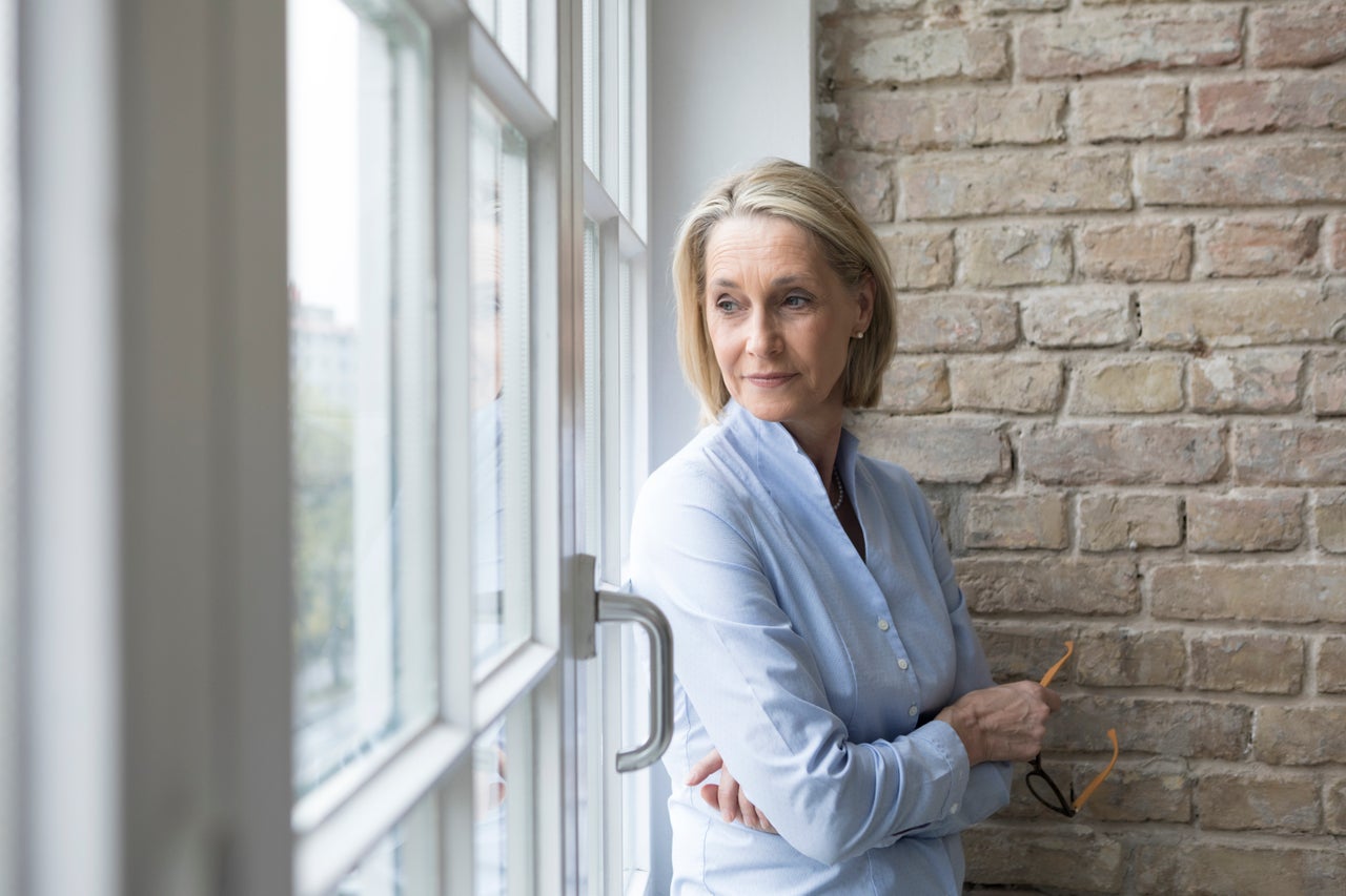 Frau schaut aus dem Fenster