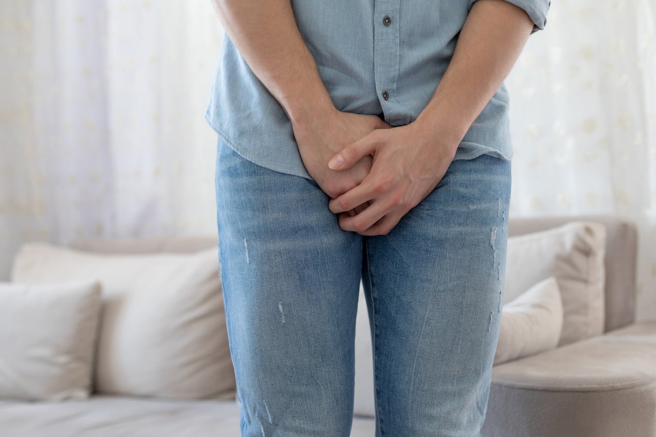 Un homme a besoin d'aller aux toilettes