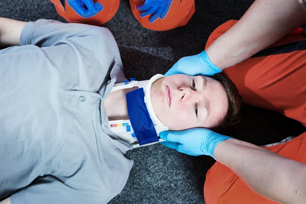 Premiers secours en cas de blessures au dos: la prudence est de mise!