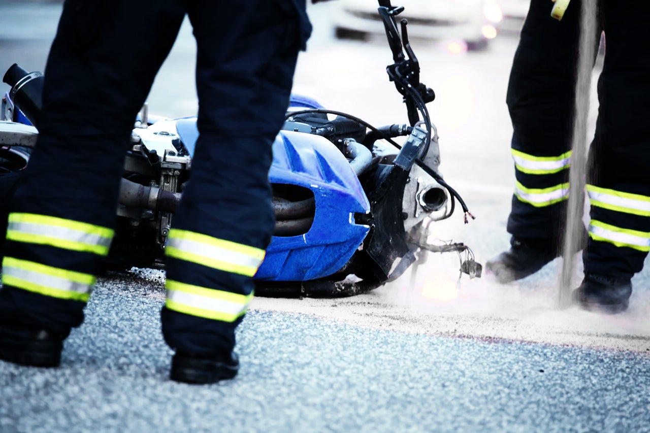 Incidente in moto: togliere o no il casco?