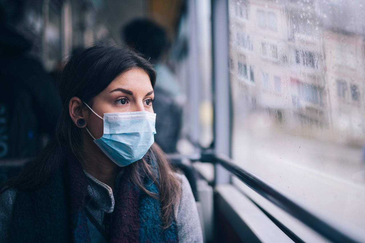 Frau mit Maske im Bus