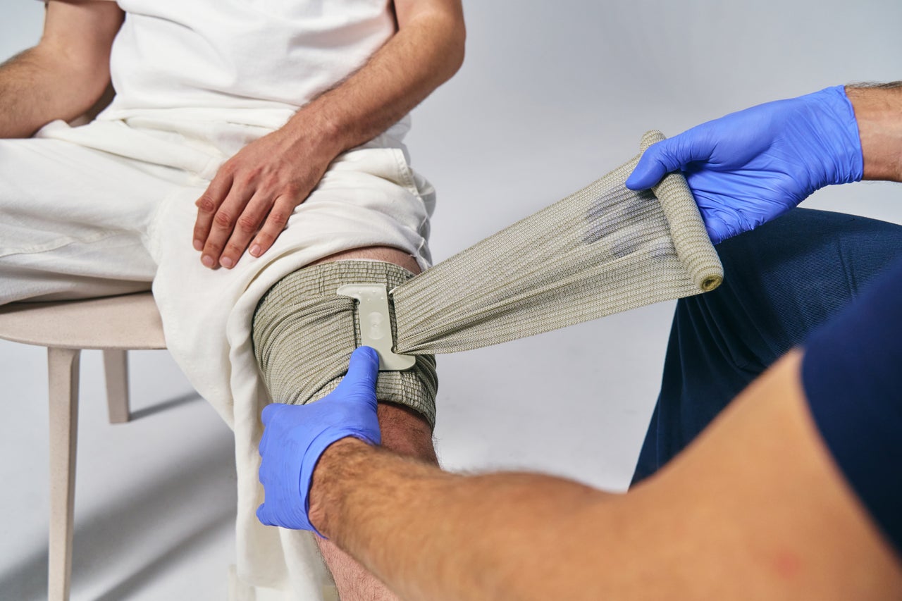 TRAUMA BANDAGE – application sur la jambe