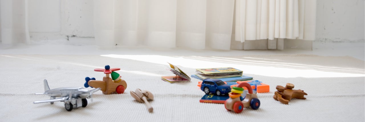 Des jouets sont éparpillés sur le sol.