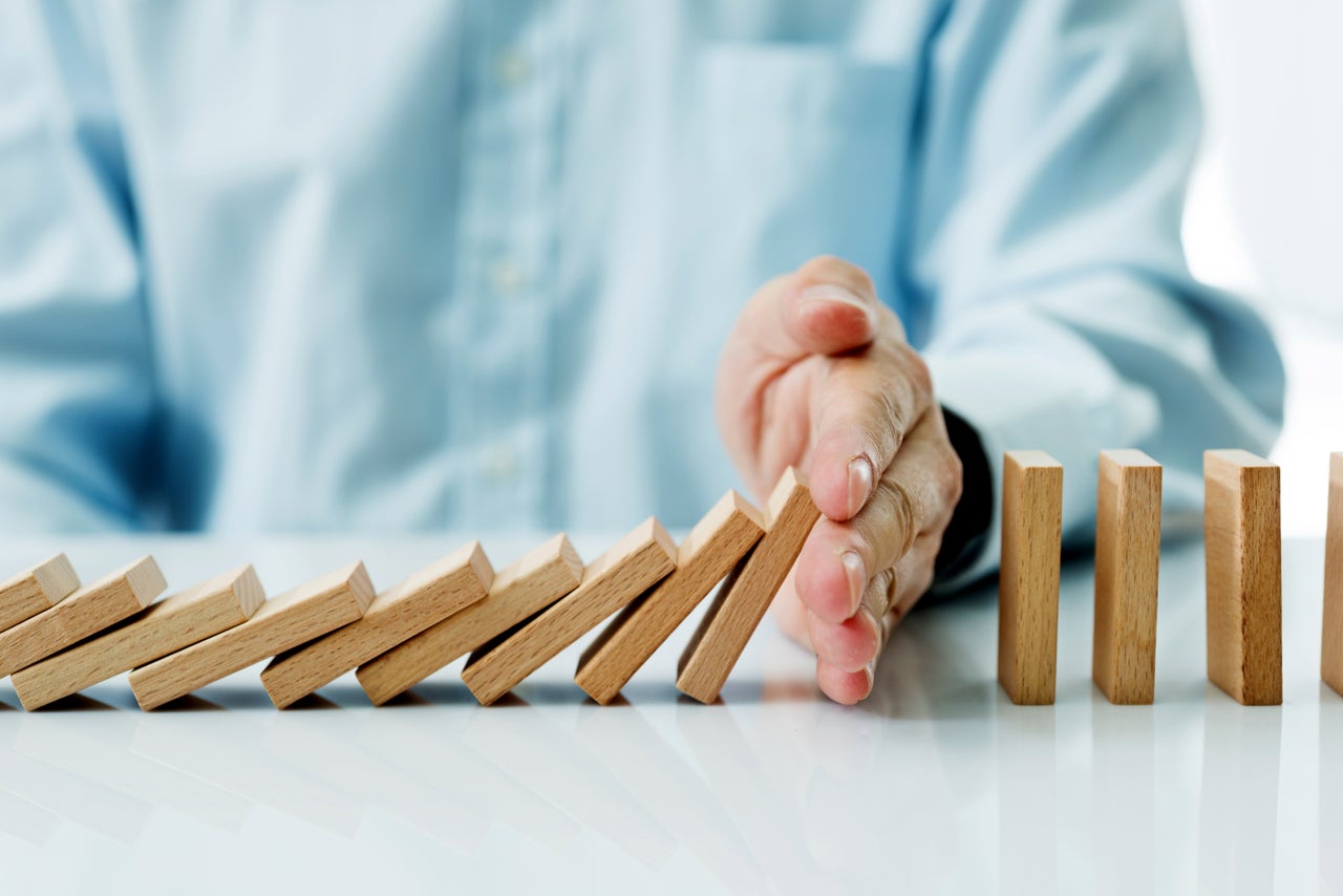 Hand stoppt Domino