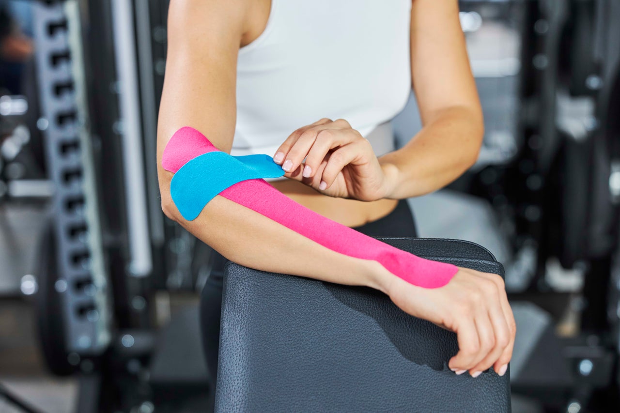 Soulager les douleurs au coude avec le Kinesiotape – Application et effet