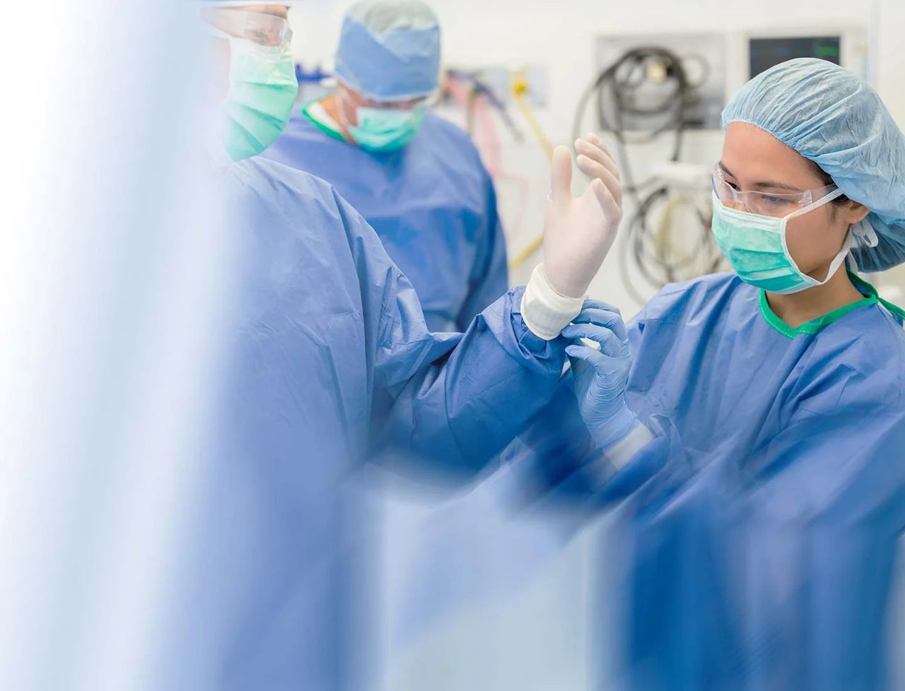 Personen im OP mit OP-Kleidung und Maske