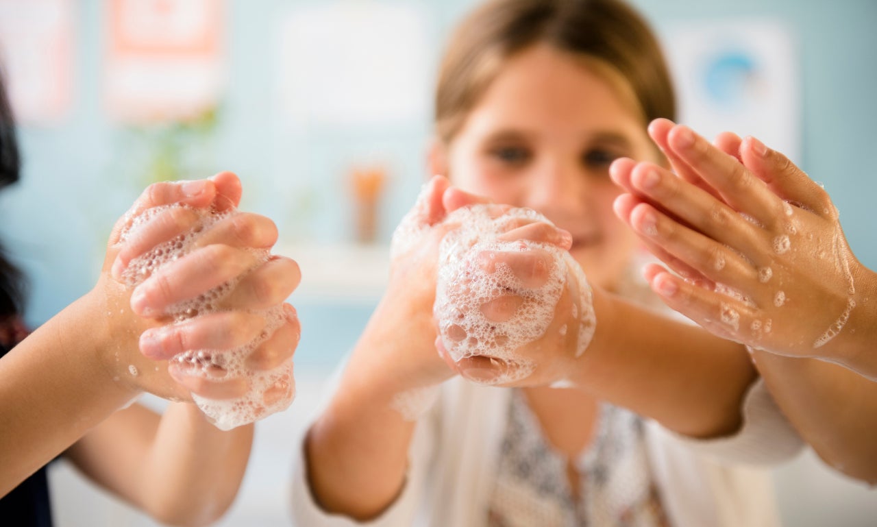 Kinder waschen Hände